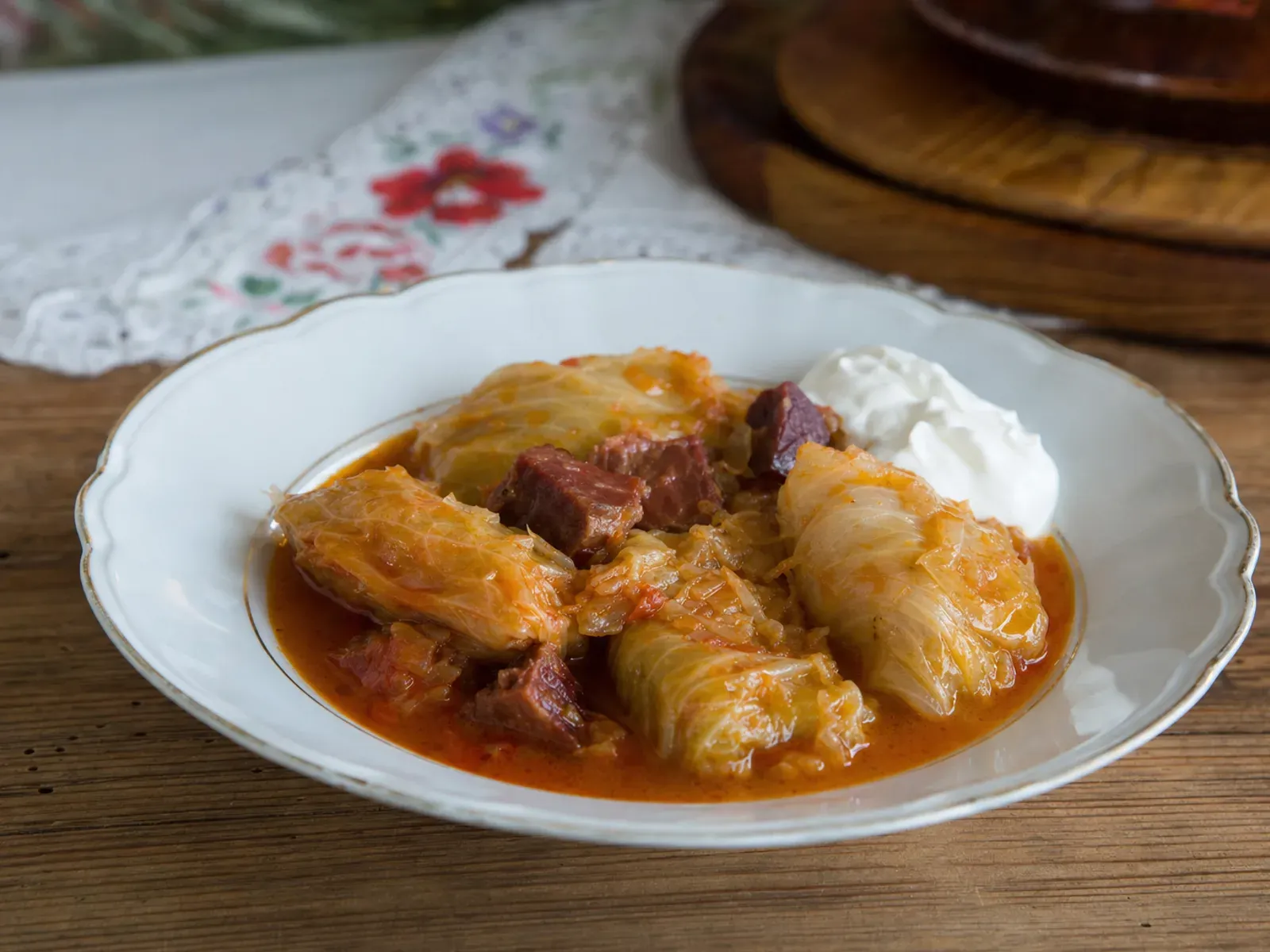 Sarma od kiselog kupusa u crvenkastom soku sa suhim mesom i kiselom pavlakom